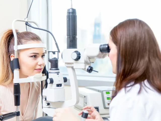 Badanie wzroku: okulista czy optometrysta - co wybrać dla zdrowia oczu? Badanie wzroku: okulista czy optometrysta - co wybrać dla zdrowia oczu?